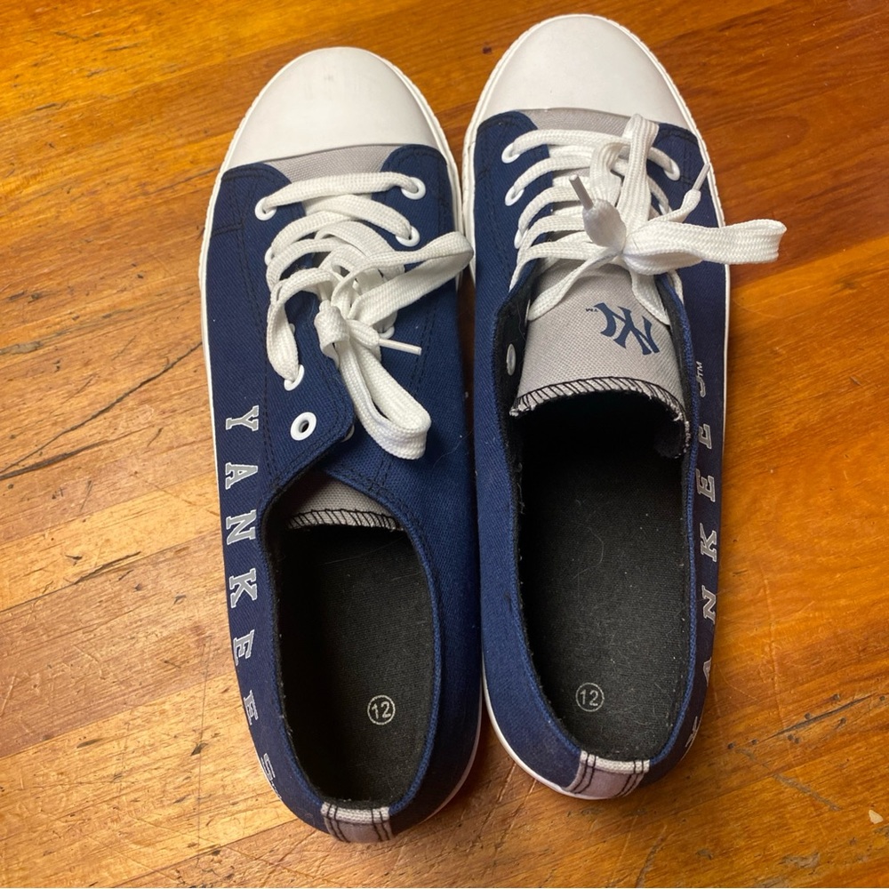 MLB Yankees Blue and White Low Top Sneakers